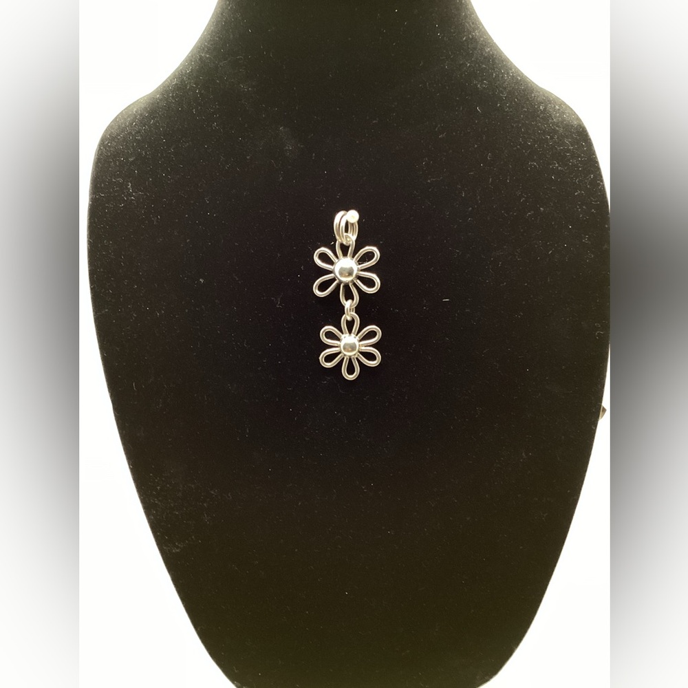 Silver plated double daisy charm. Charm only - Picture 7 of 8